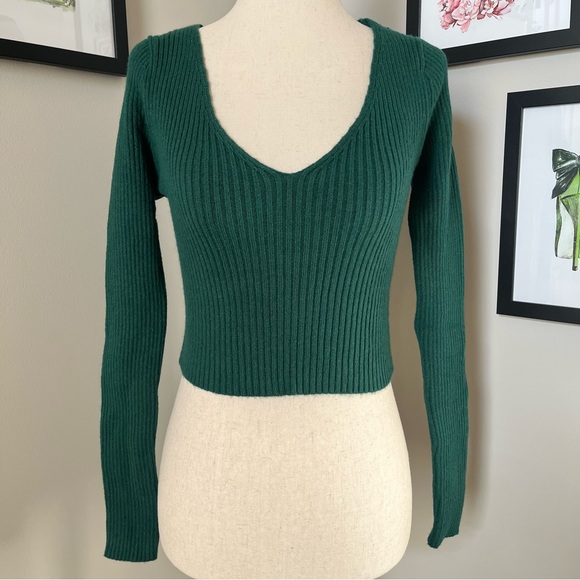 💚 Fashion Nova Cropped V Neck Sweater - Picture 1 of 8